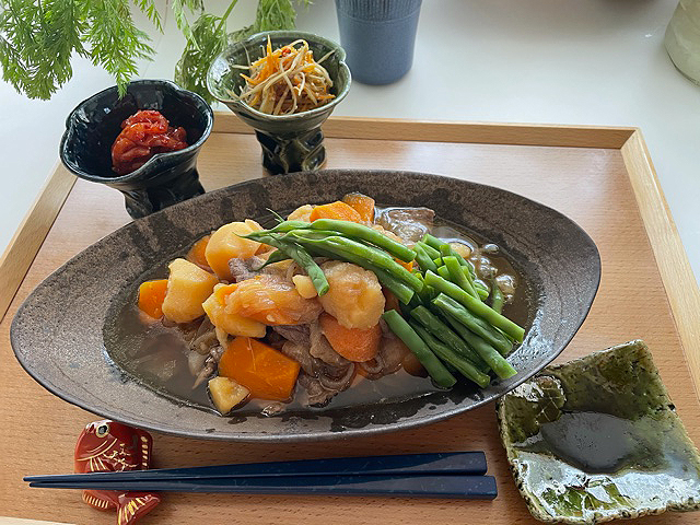 独歩炎の楕円幅広鉢に肉じゃがを／お客様からの写真・声｜女将の食卓