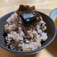 はじめ、黒いご飯茶碗？と戸惑いましたが