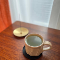 朝、一杯の緑茶を楽しむ器を