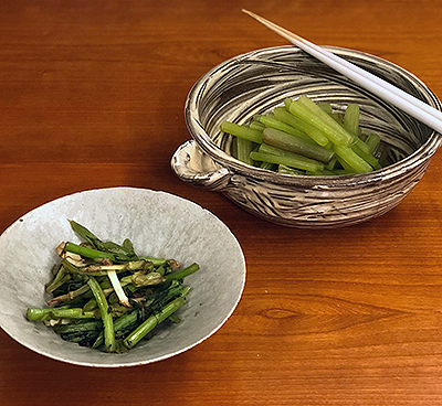 小石原焼マルダイ窯の刷毛目片口に芹を盛りました