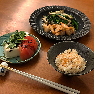 黒いお皿に鶏むね肉の唐揚げ風